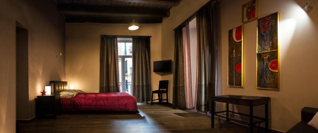 萨莱诺B&B PETER PAN的一间卧室设有红色的床和窗户。