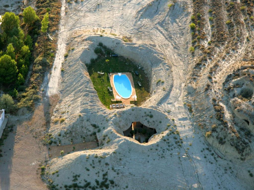 TardientaHotel Cueva Tardienta Monegros-Adults Only的享有带游泳池的岛屿的空中景致