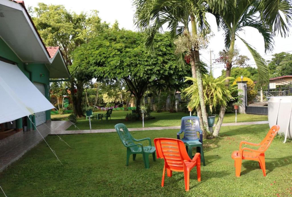 Boquerón小意大利住宿加早餐旅馆的坐在草地上的一组椅子