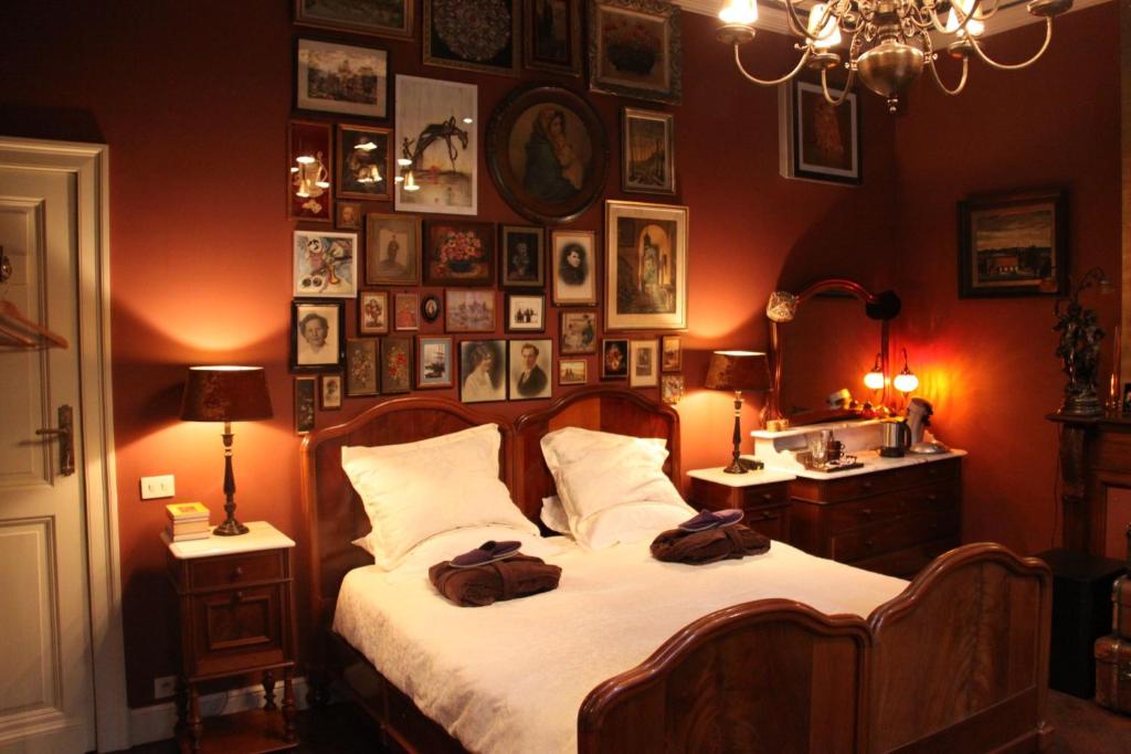 梅赫伦德拉肯恩格尔住宿加早餐旅馆的一间卧室配有一张床和一张图片墙