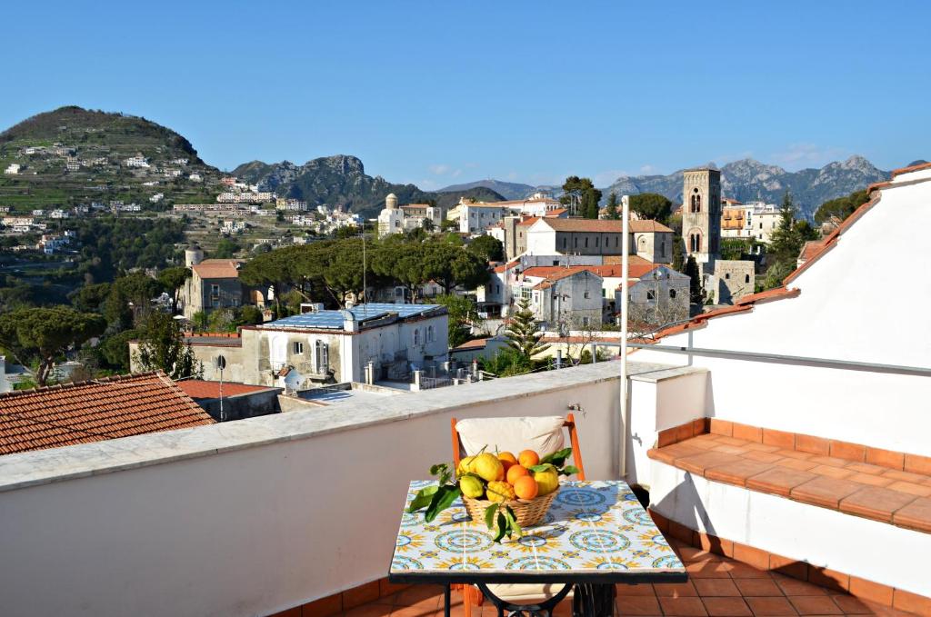 拉维罗卡萨赛希利亚酒店的阳台上的桌子上放着一碗水果