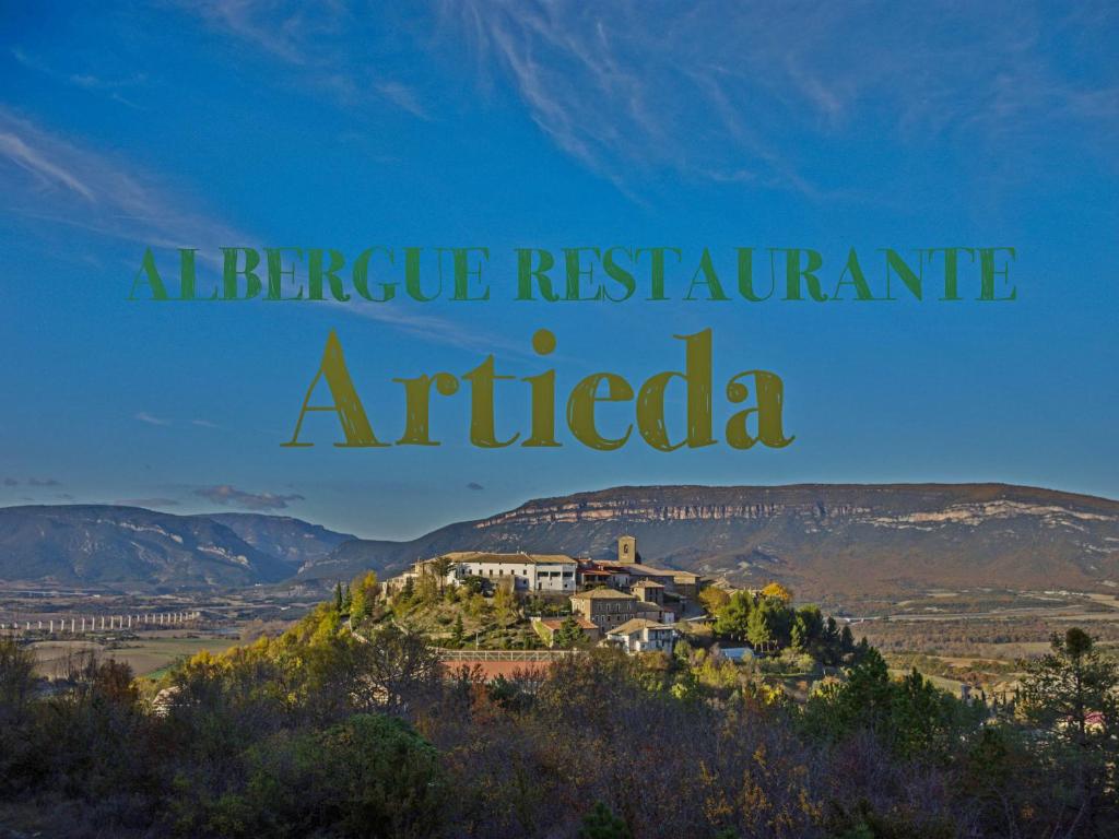 ArtiedaAlbergue Restaurante de Artieda的享有阿鲁沙卫城的景色,设有非洲餐厅