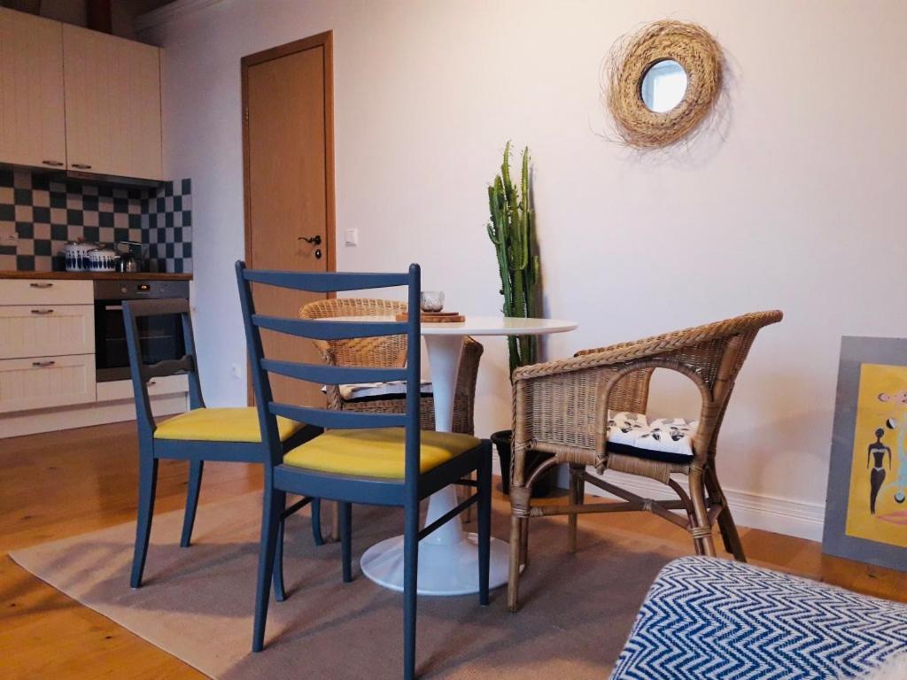 库雷萨雷Stylish apartment with sauna的一间带桌椅的用餐室