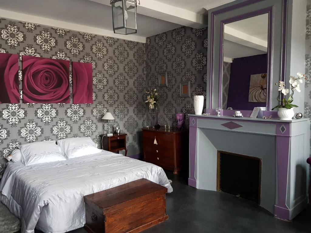 Saint-Sever香布多特拉土司凡住宿加早餐旅馆的一间卧室配有一张带壁炉和镜子的床