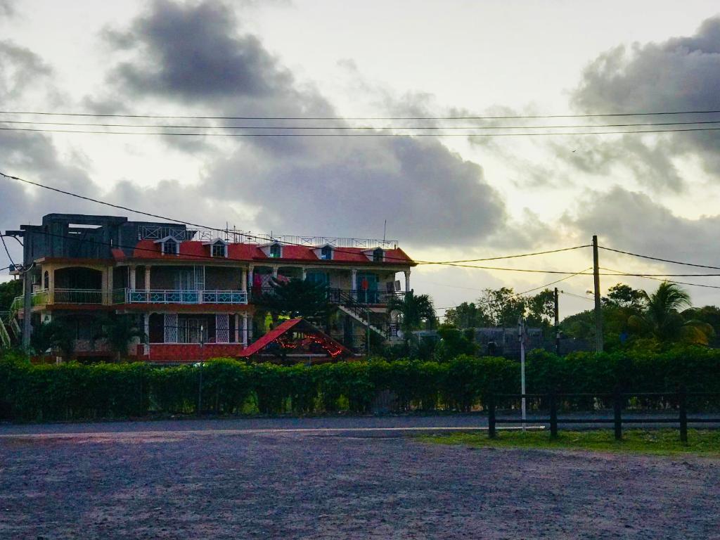 贝尔马尔Sun Tropical Paradise的街道边的建筑物