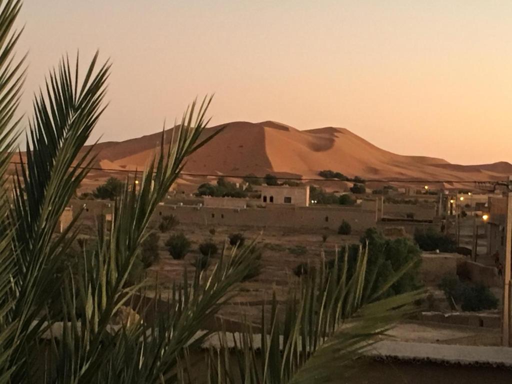 梅尔祖卡桑切斯优瑟夫酒店的享有沙漠和山脉的背景