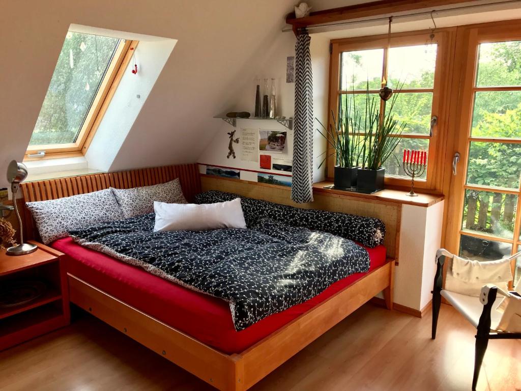 弗雷门Ferienwohnung Wremer Straße的一间卧室设有一张床和两个窗户。
