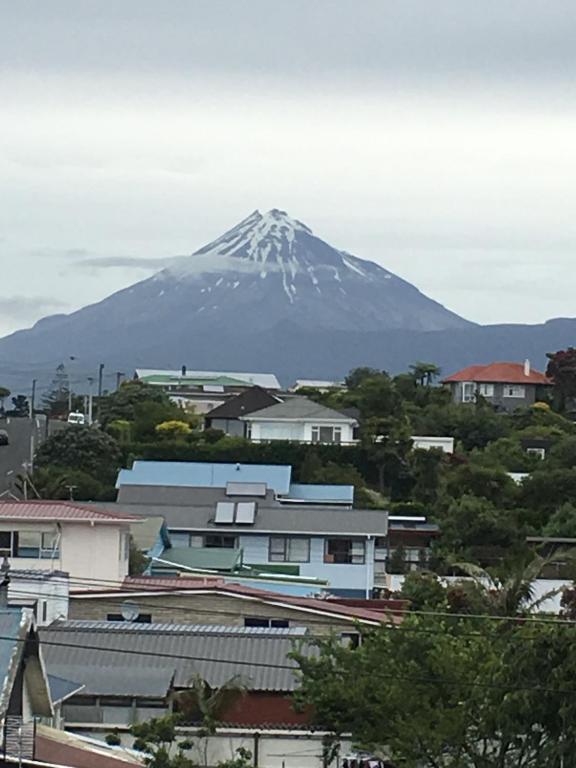 新普利茅斯4 Parris St的一座城市的背景,积雪覆盖的山