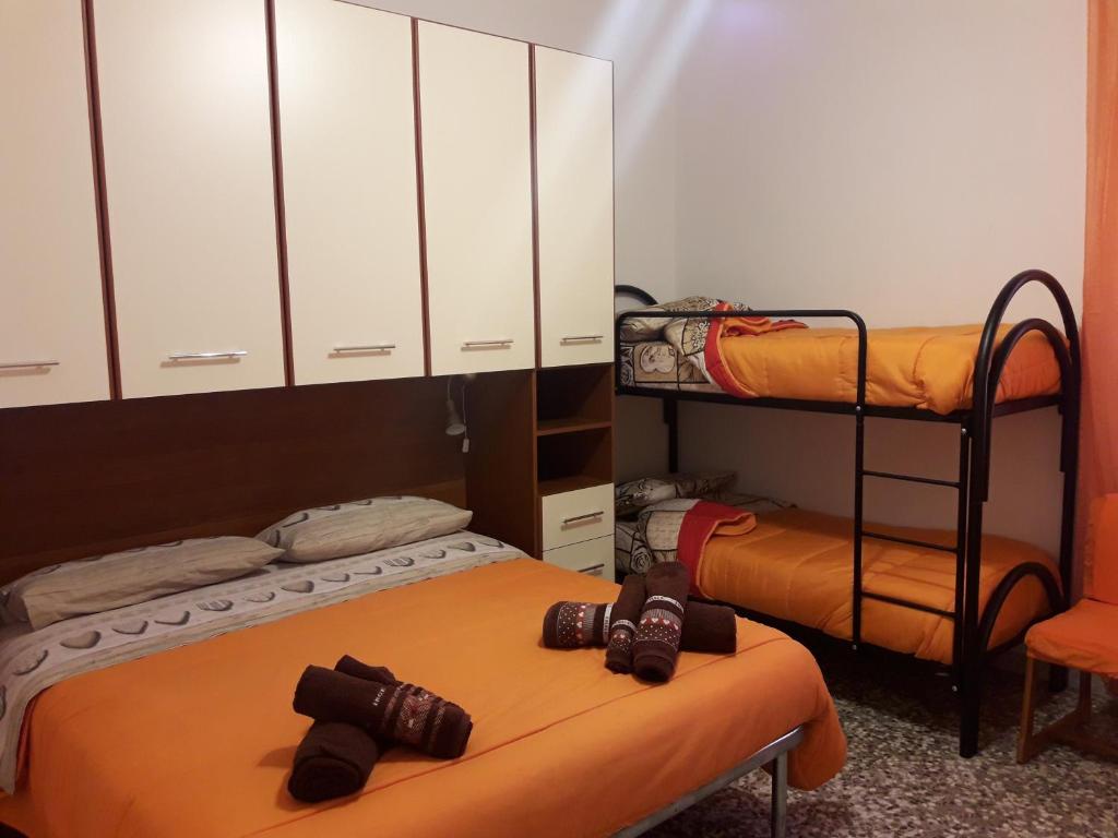 巴里I due Baroni - fronte Campus的客房设有两张床和一张双层床。
