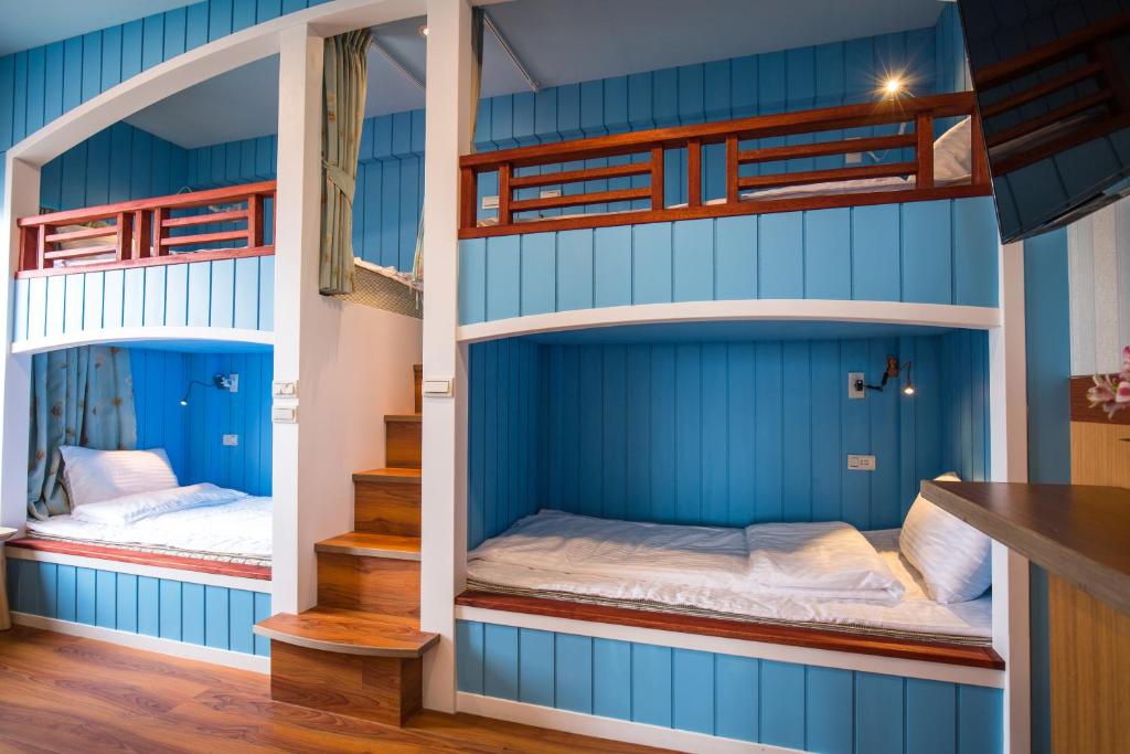 仁爱乡清境缤纷农场的蓝色墙壁的客房内设有两张双层床。