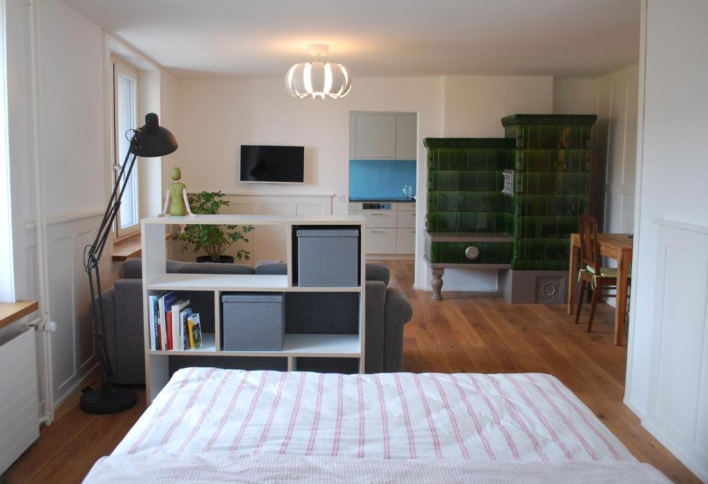 温特图尔Niederfeld83的一间卧室设有一张床和一间客厅。