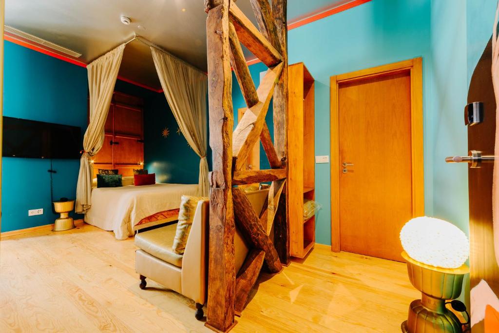 里斯本Lisbon Art Stay Apartments Baixa的一间卧室设有双层床和蓝色的墙壁。
