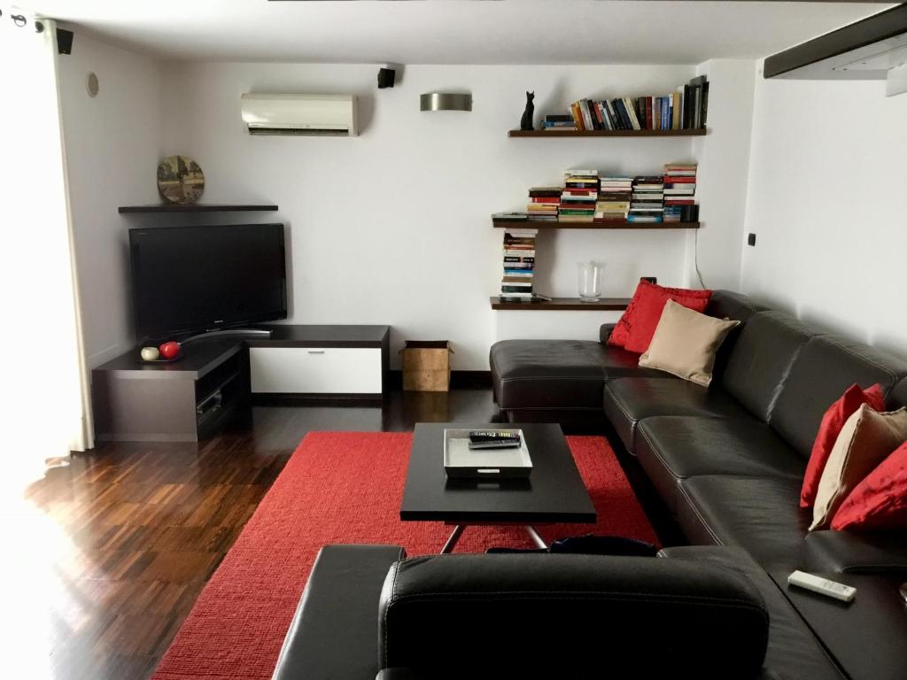 巴里Top House Murat con idromassaggio的带沙发和电视的客厅