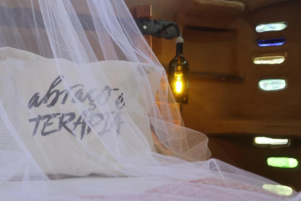巴拉德瓦利扎斯Lo De Ro的床上的婚礼面纱和一瓶葡萄酒