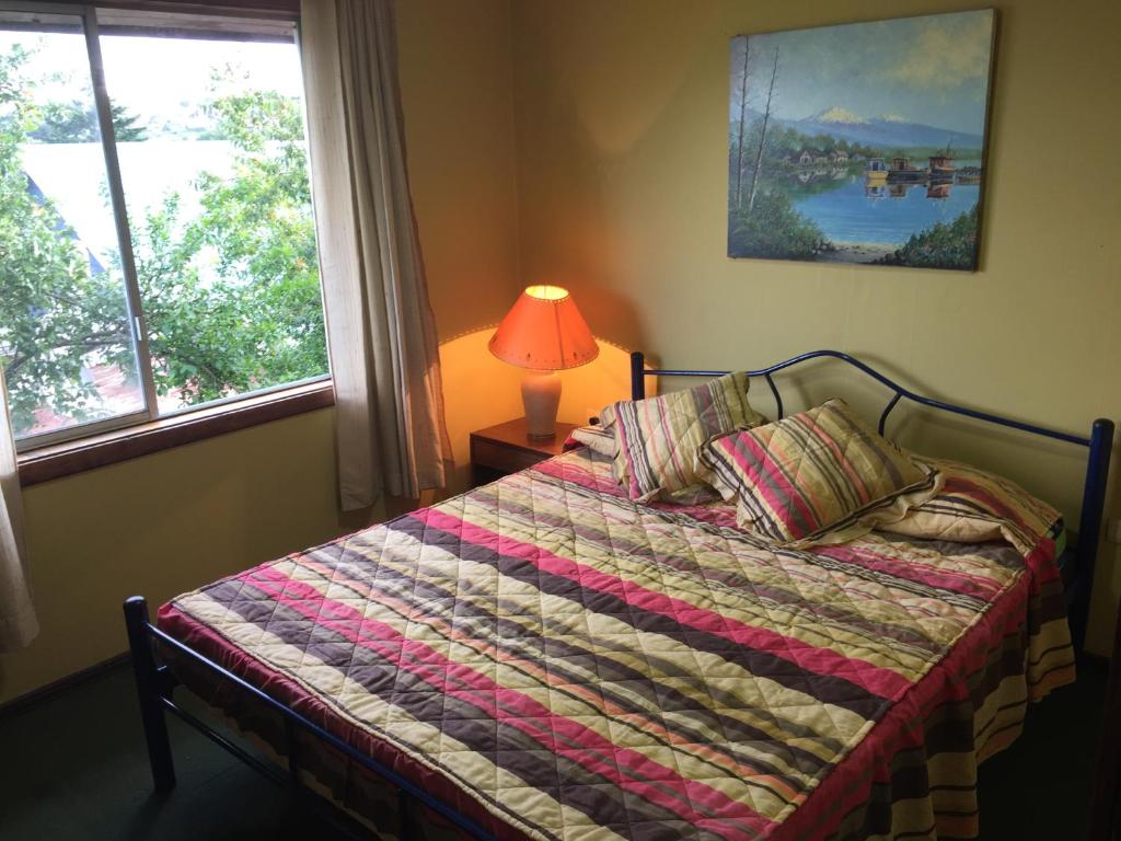 巴拉斯港Cabaña Hagemann的一间卧室配有床、灯和窗户