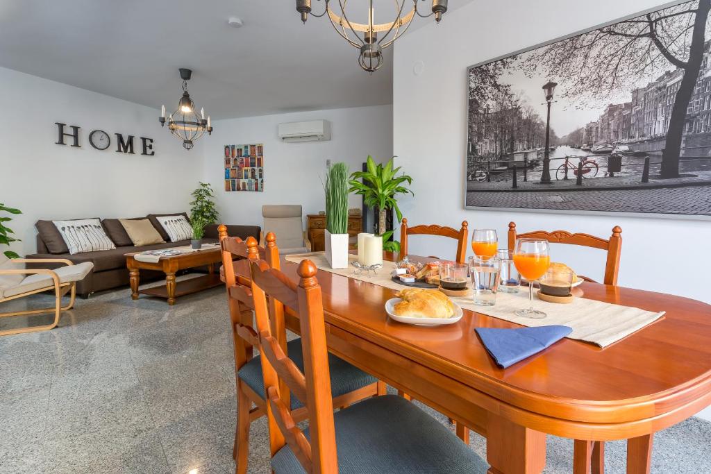 多列毛利诺斯SF Carihuela Luxury Suite的一间带木桌和椅子的用餐室