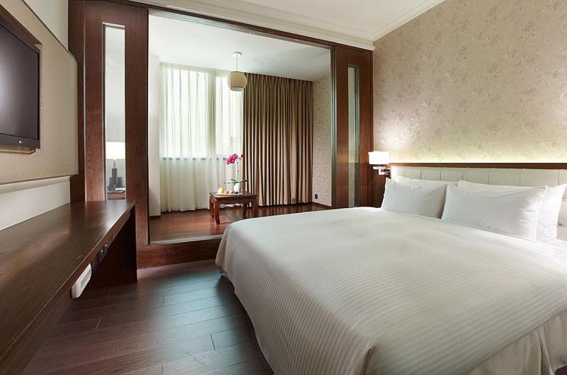 嘉义市钰通大饭店的一间卧室设有一张大床和一个大镜子