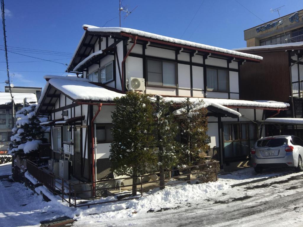 高山Guest House Hinode的前面有圣诞树的房子