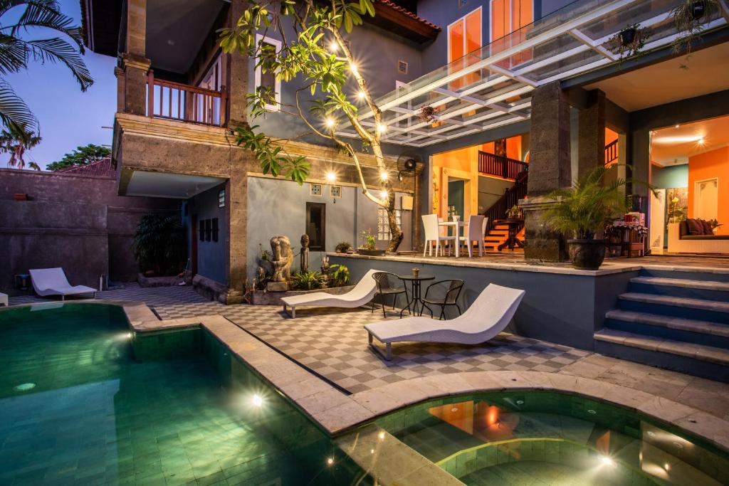 坎古Laki Uma Villa - Male Only的一座带游泳池和庭院的房子