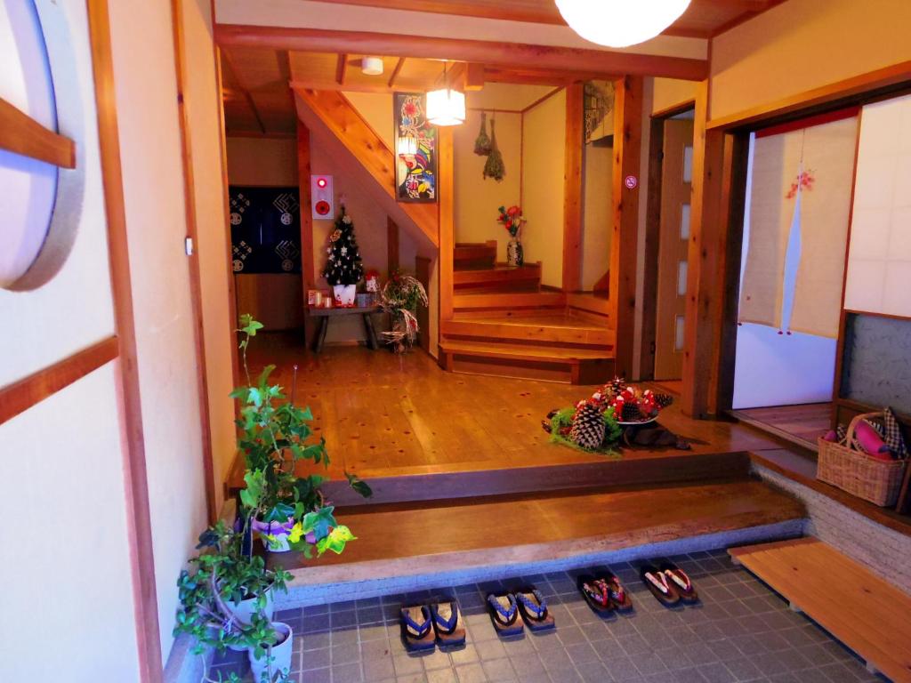 中津川市Guest House Motomiya的房子里带双鞋的走廊