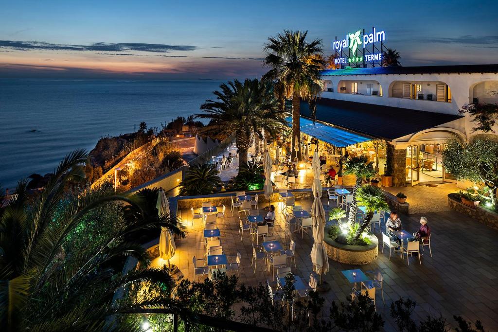伊斯基亚皇家棕榈温泉酒店的享有夜间海景餐厅的空中景致
