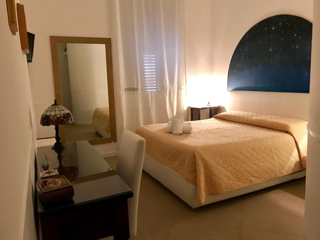 罗马Bless&B G.H.的一间卧室配有一张床、镜子和一张桌子