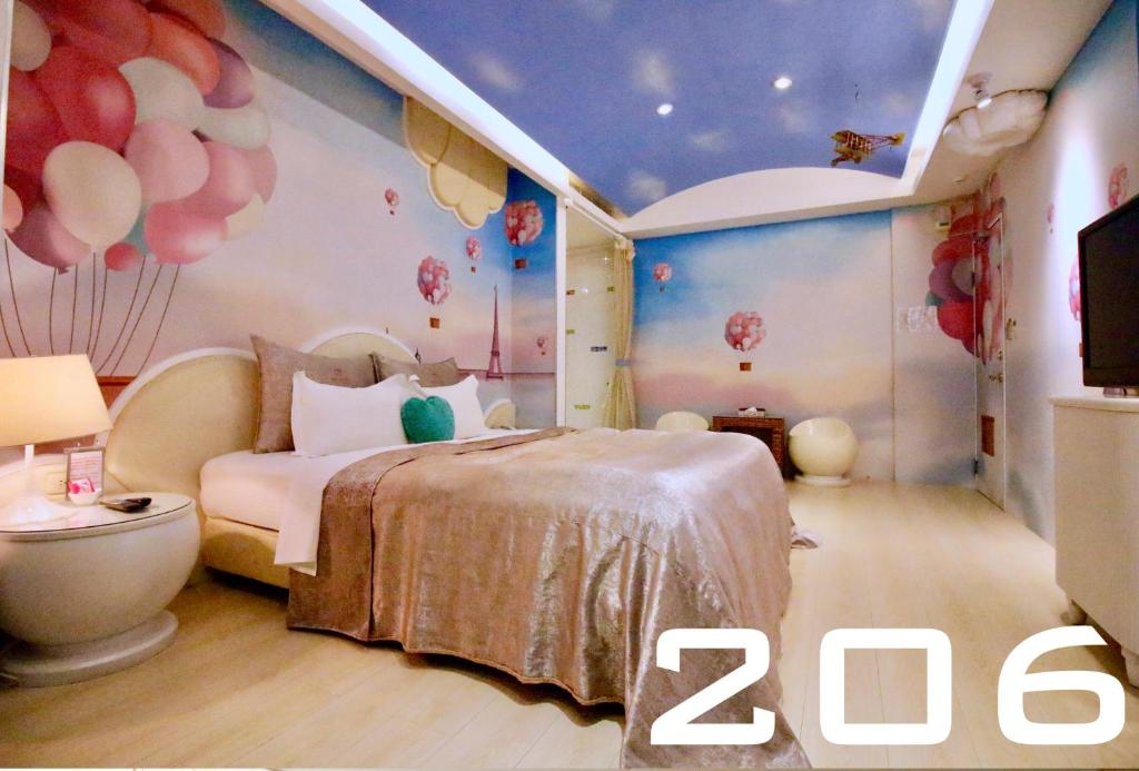 新竹城市花园精品旅馆的卧室配有一张位于带气球的房间的床