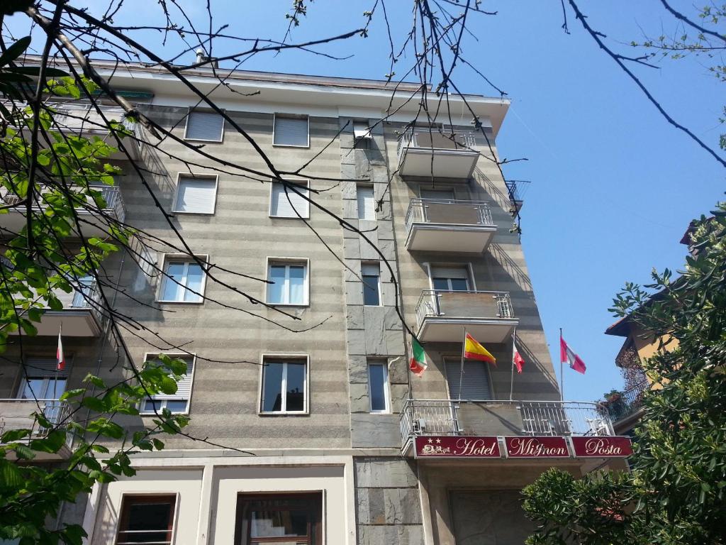 拉帕洛米尼翁波斯塔酒店 的前面有旗帜的建筑