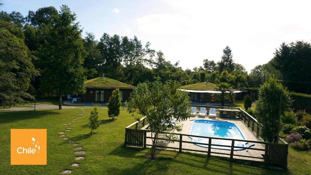比亚里卡Complejo Cabañas Quilamalen的庭院中带游泳池的房子