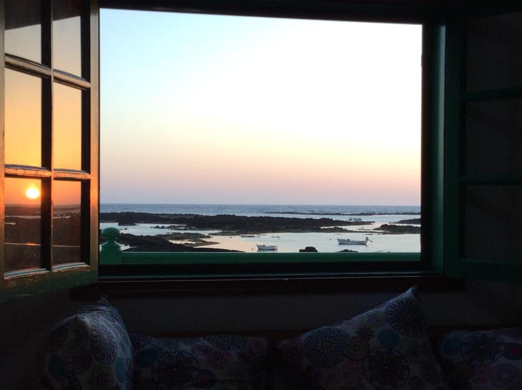 奥尔索拉Ocean Sunshine的享有水体景致的窗户