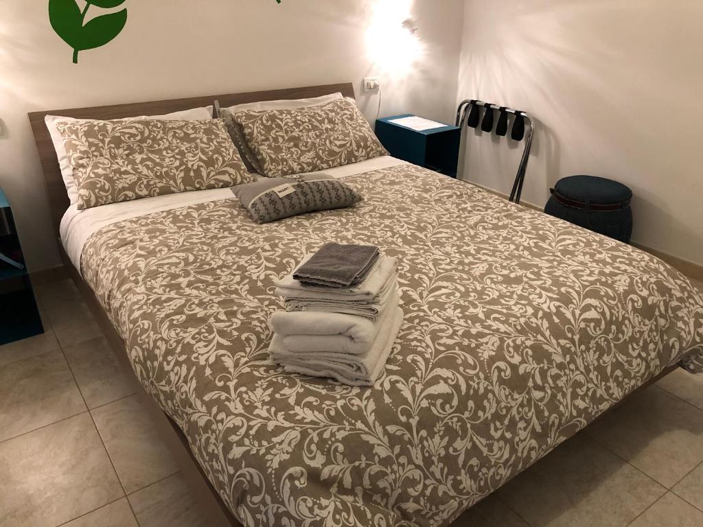 马丁纳弗兰卡Casa Comasia的一间卧室配有带毛巾的床