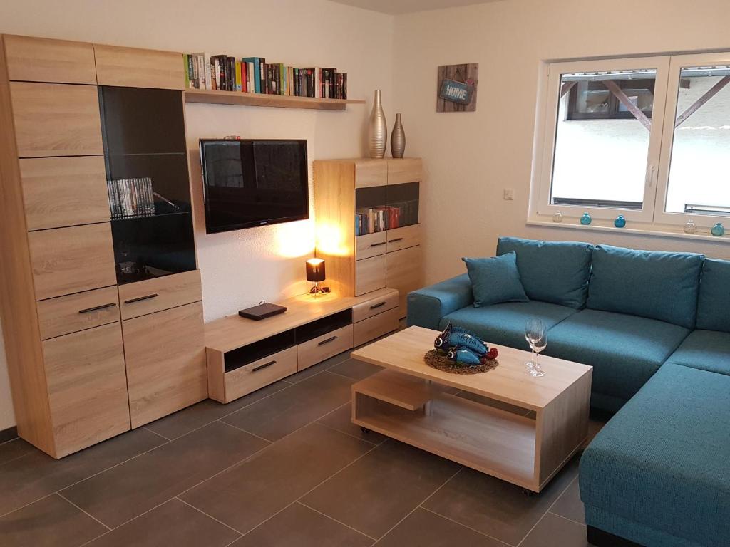 圣阿尔德贡德Ferienwohnung Moritz的客厅配有蓝色的沙发和电视