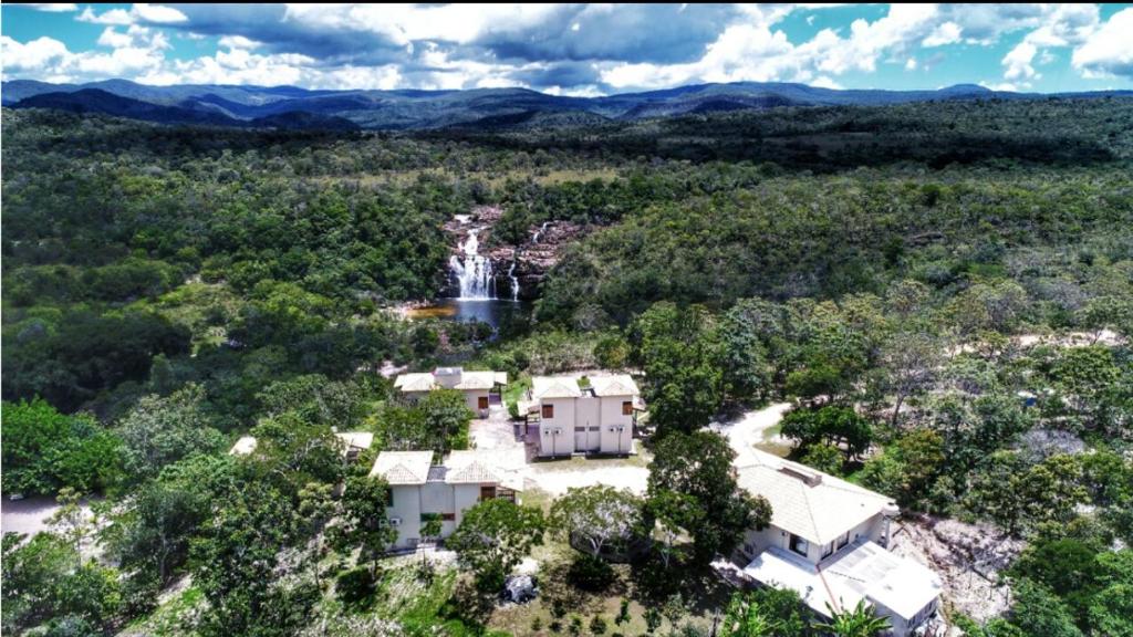 戈亚斯州上帕莱索Pousada Cachoeira Poço Encantado的享有瀑布房屋的空中景致