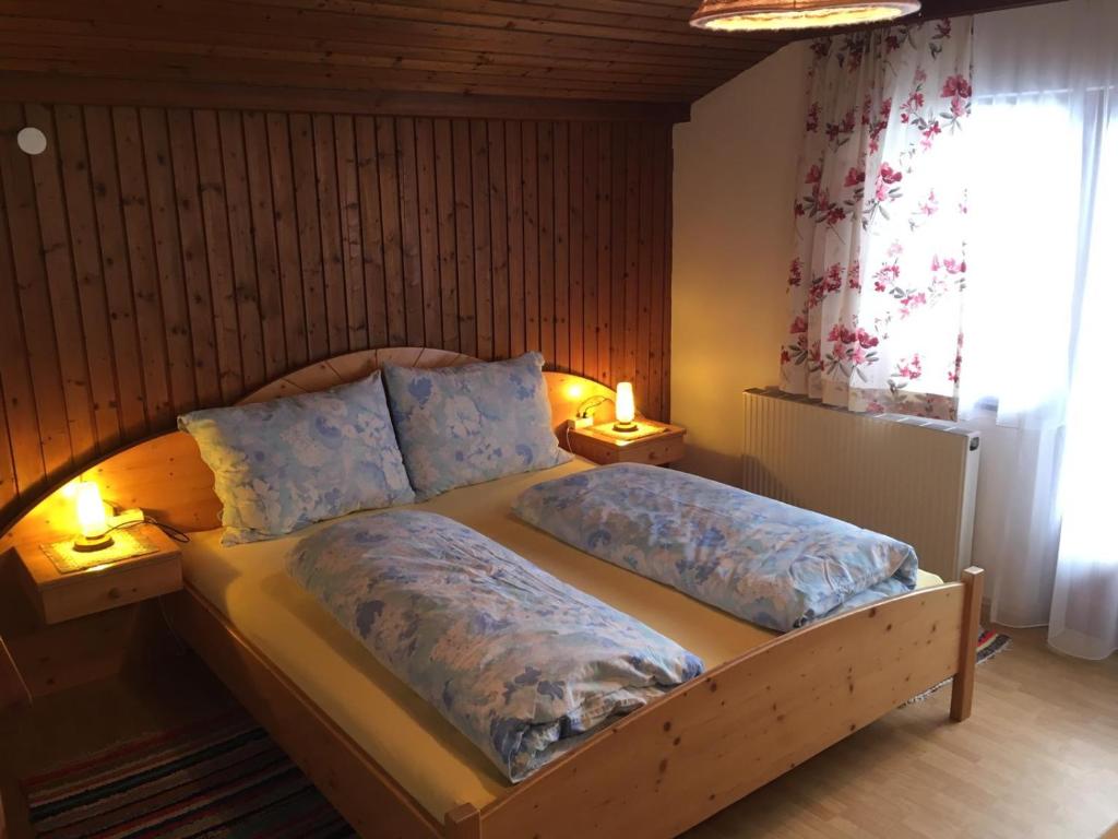 平茨高谷地霍勒尔斯巴赫Mitterhaidgut的一间卧室配有一张带两个枕头的床