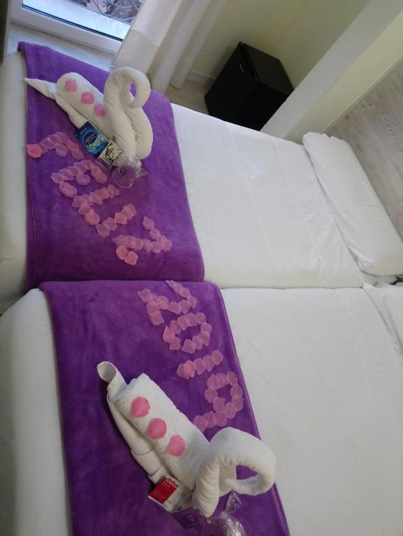 瓜达拉哈拉Pensión El Otero 2的床上的两条毛巾,上面有红桃