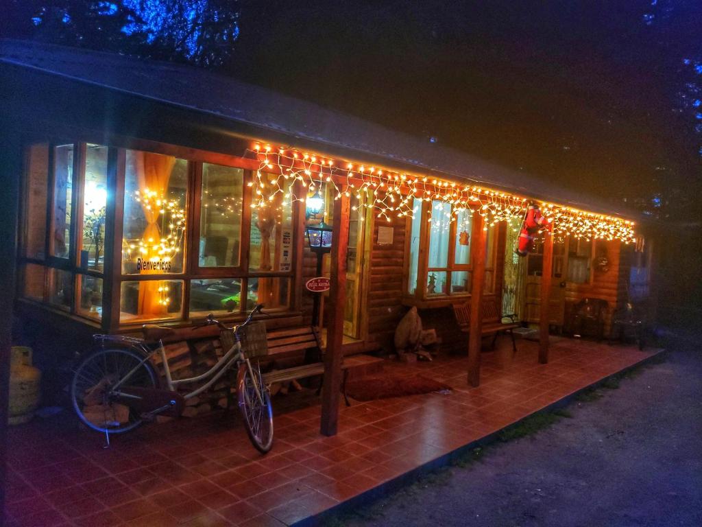 安库德Mae Joa Turismo - Cabañas & Camping Familiar的旁边是一座带圣诞灯的房子
