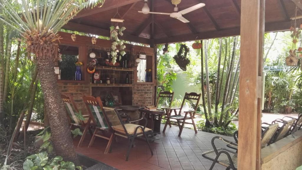 MonteroResidencial Pinocho的庭院配有桌椅和树木