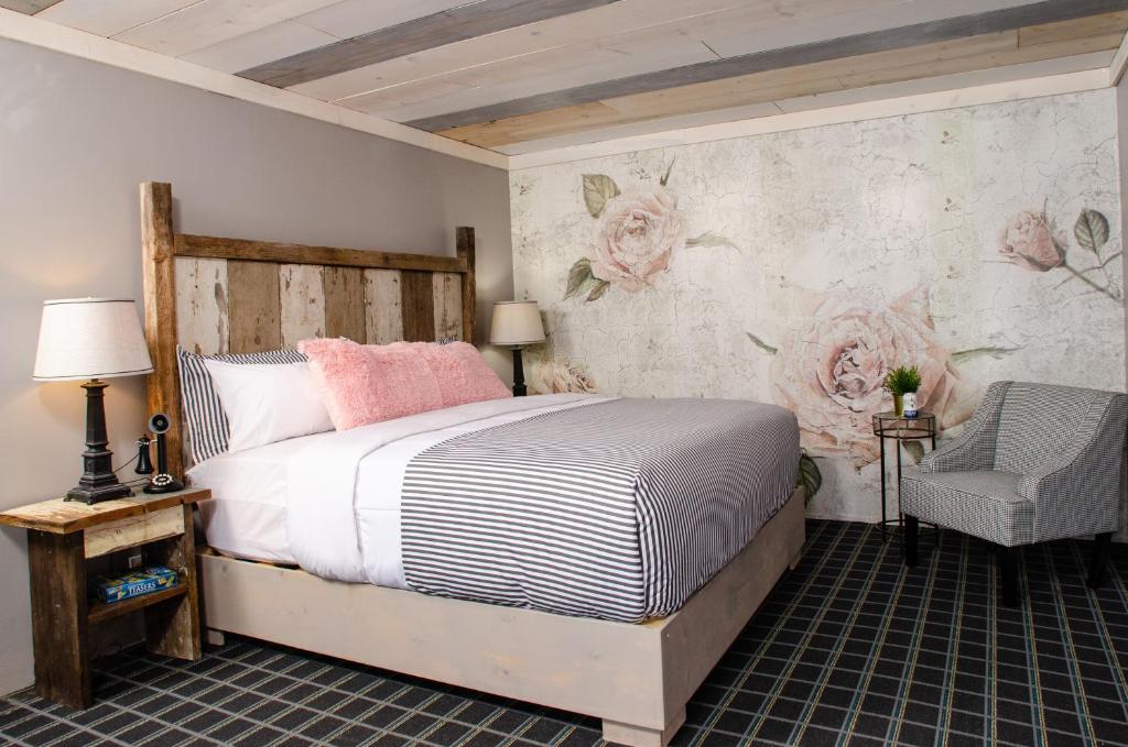 欧克博奇芬塔基布劳克套房酒店的一间卧室配有一张床和一把椅子