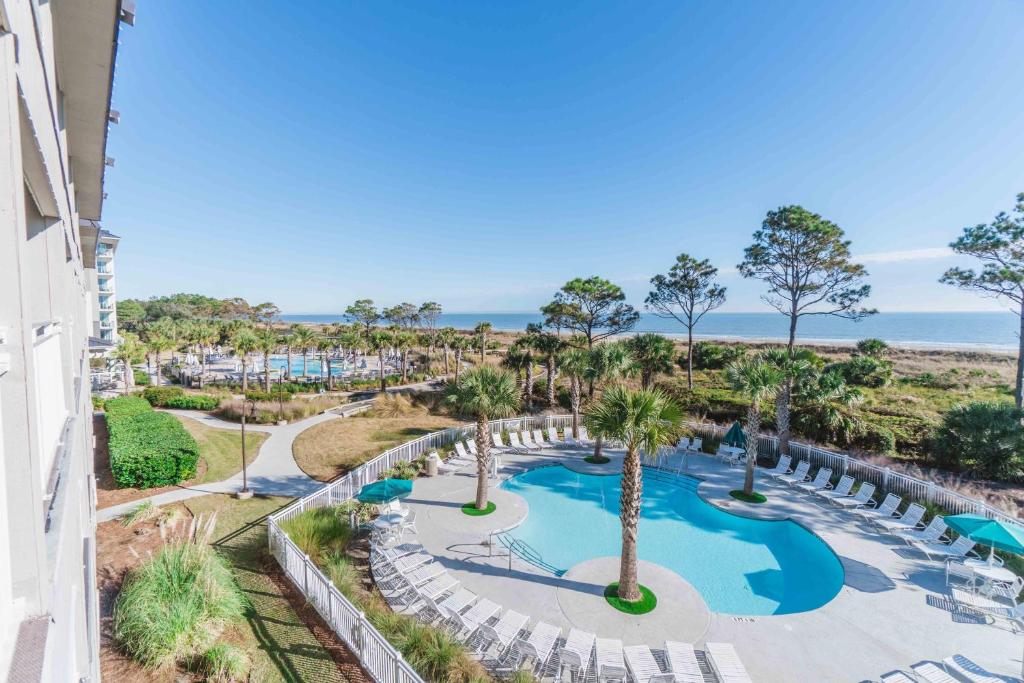 希尔顿黑德岛Stunning Views!!-Oceanfront Villa-Heated Pool-Private Balcony-Tiki Bar-Walk to Coligny Plaza的享有度假村游泳池的空中景致