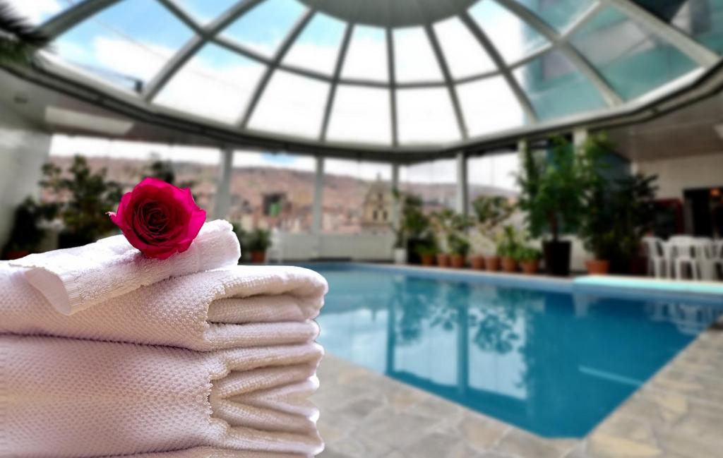 拉巴斯总统酒店的游泳池旁一条带玫瑰的毛巾