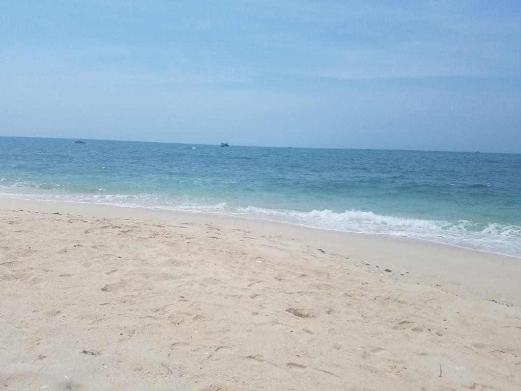 潘郎Khách sạn Cà Ná的海滩与大海相映成趣