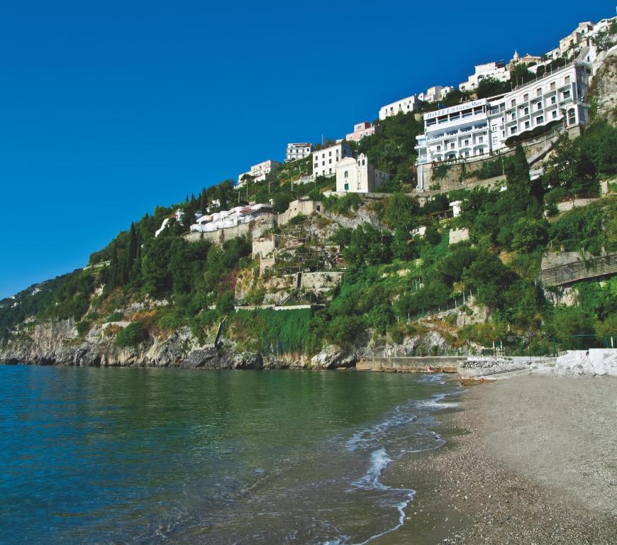 维耶特里德尔梅尔沃切酒店的享有高山美景,设有海滩上的房屋