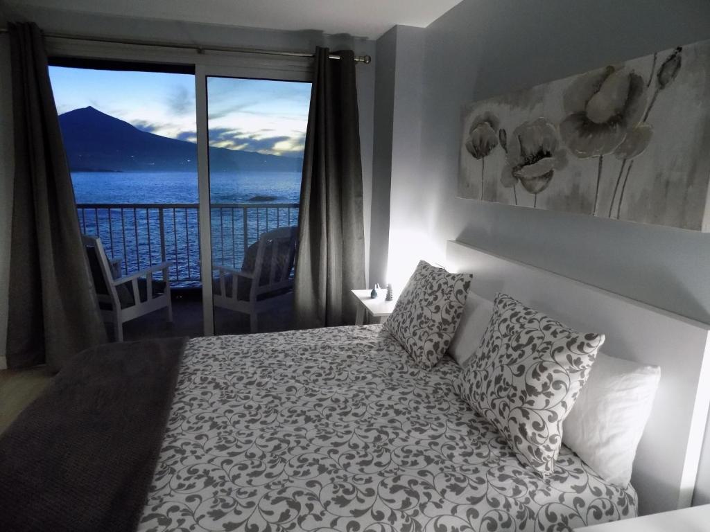 马德拉港Crepúsculo的一间卧室设有一张床,享有海景