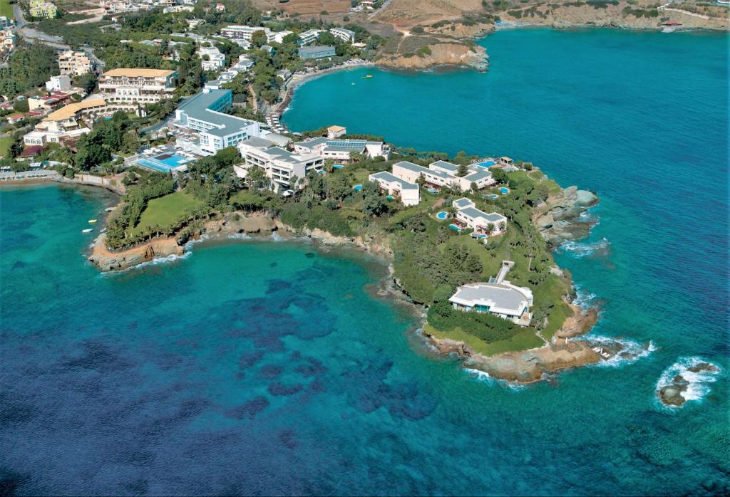 阿齐亚佩拉加Out Of The Blue Resort & Spa的海洋岛屿的空中景观