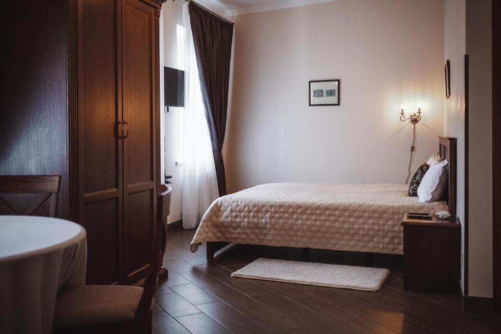 第聂伯罗Ekaterinoslav的一间小卧室,配有床和窗户