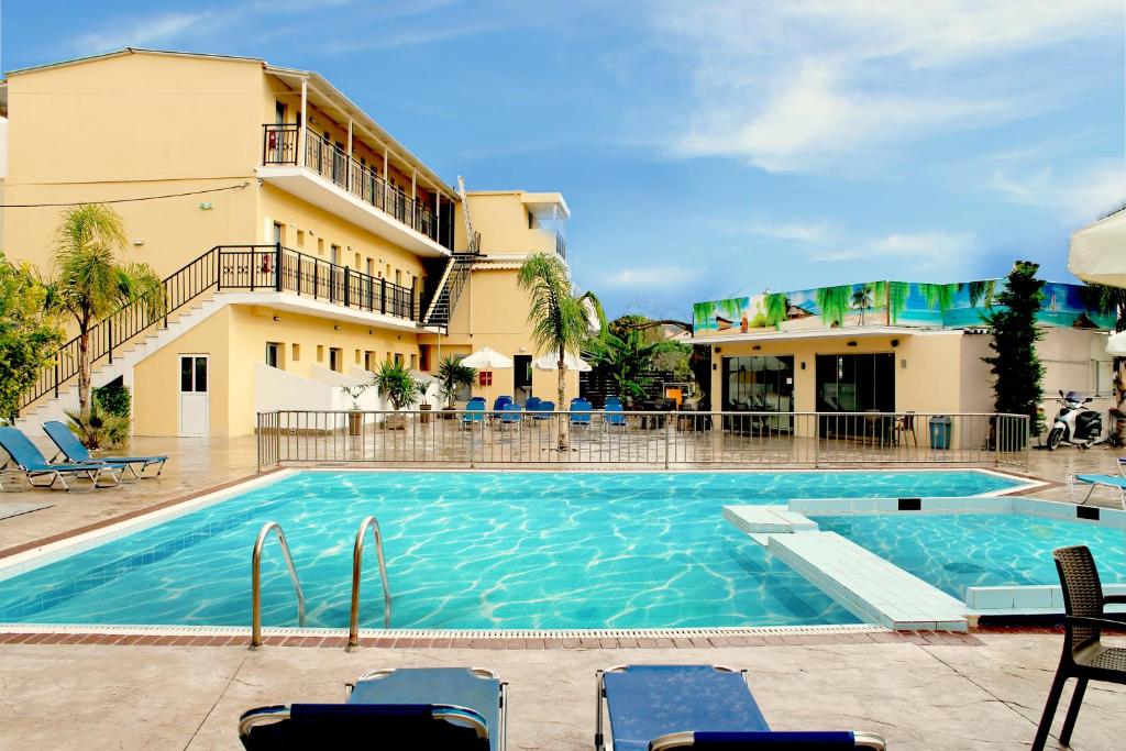 阿利卡纳斯卡莱塔旅馆的酒店前的游泳池