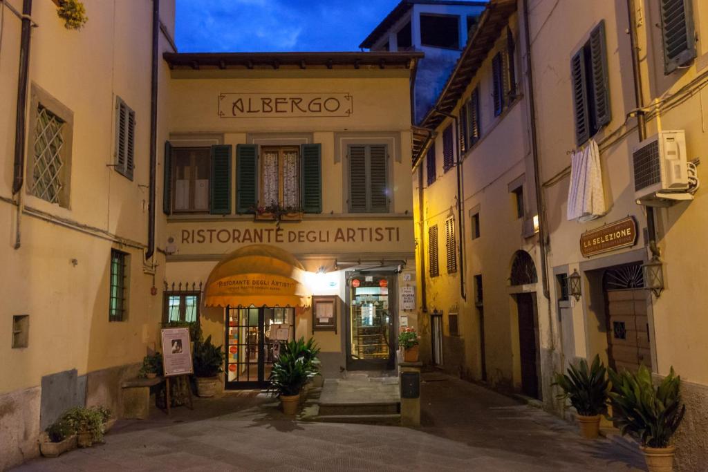 博尔戈圣洛伦索Hotel Locanda Degli Artisti的老城区的一条小巷