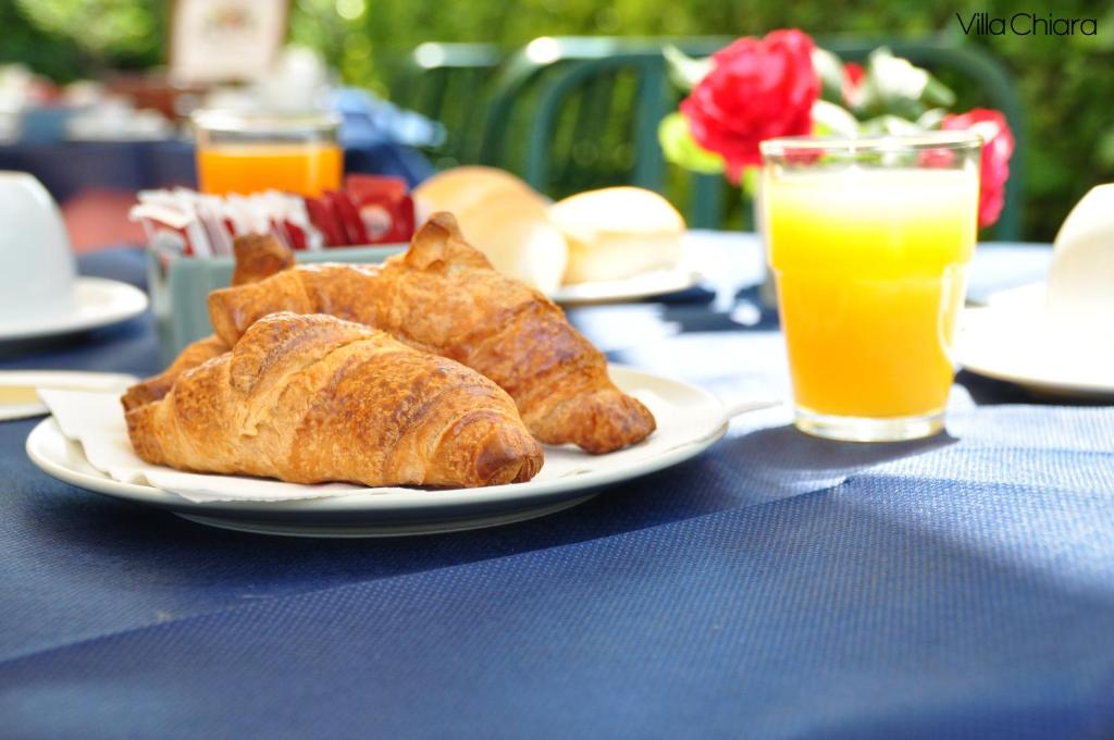 拉齐塞基娅拉别墅住宿加早餐旅馆的一盘面包和一杯橙汁