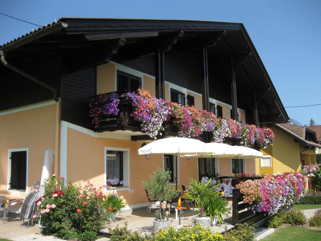 法克湖畔杜罗博拉赫斯特罗滋旅馆的一座带花卉的阳台建筑
