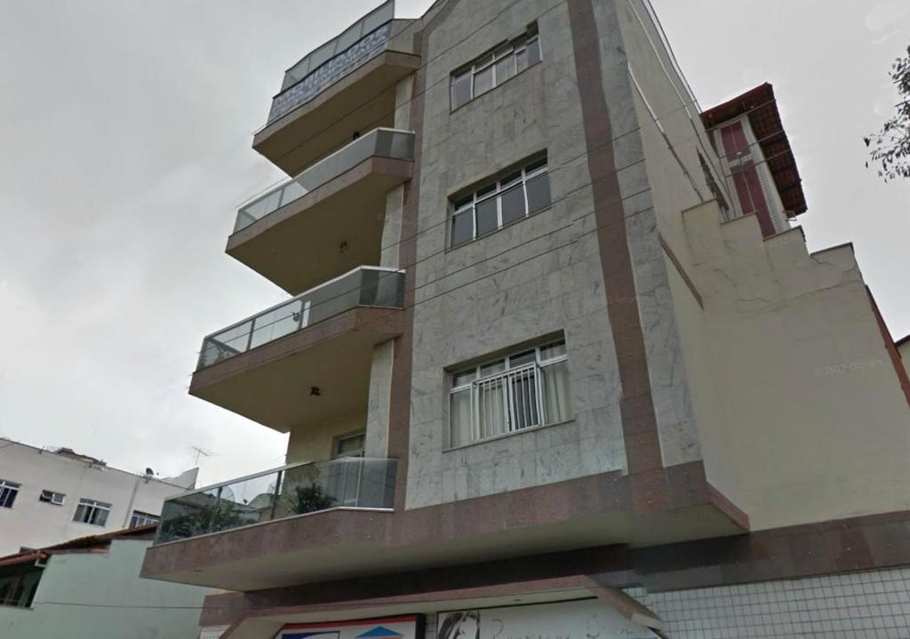 拉法耶蒂顾问城Hospedaria Rofamos的旁边带阳台的建筑